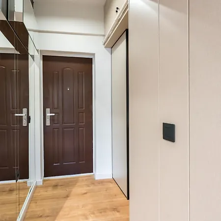 Tangerine Center Apartment *